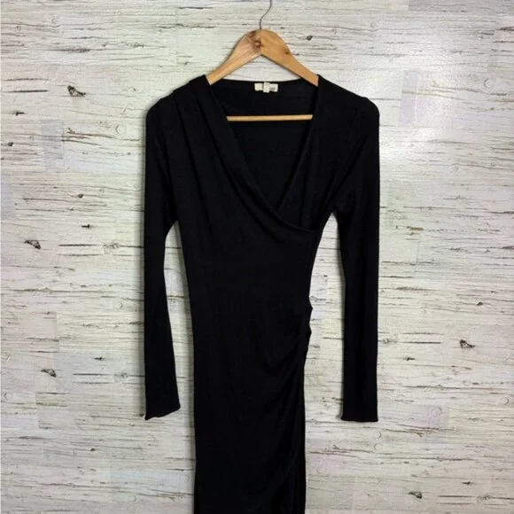 aritzia black dress Wilfred Charmaine Satin The Closet New York This is a sleeveless V Shirt Dress Wilfred Free Klum